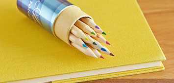 色鉛筆のキャップを取って、本の上に寝かせてたところ
