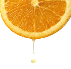 オレンジから果汁が滴っているところ